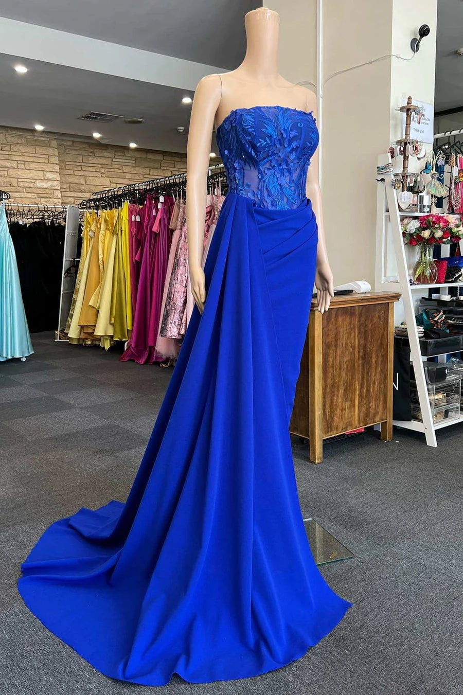 Vestido de fiesta sin tirantes con cola adjunta y apliques